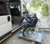 Погрузка в авто на кресле коляске
